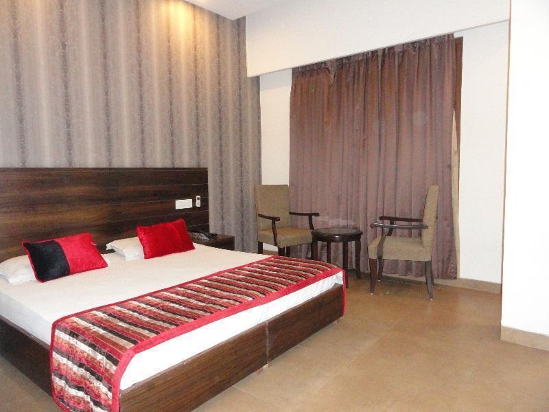 Silver Sands Hotel Chandīgarh Buitenkant foto
